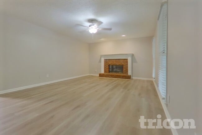 Photo - 321 Stratford Dr