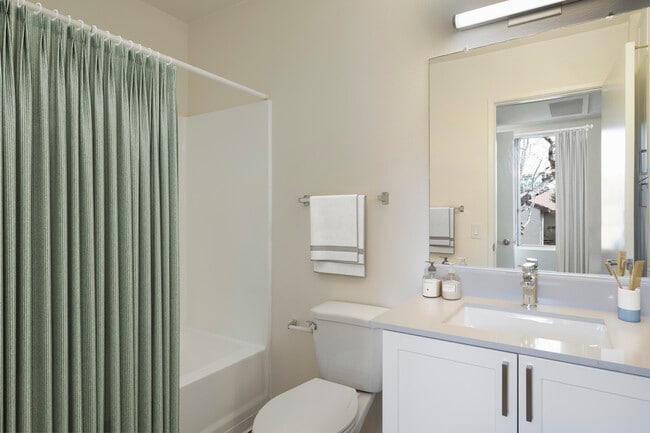 Paquete renovado I baño con encimeras de cuarzo de color gris claro y nuevos gabinetes blancos - eaves Mission Viejo