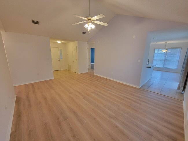 Photo - 2405 Hemlock Dr