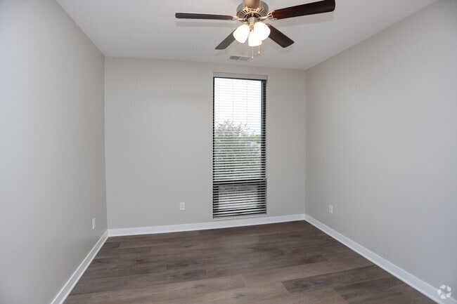 2BR, 2BA - 1009 SF