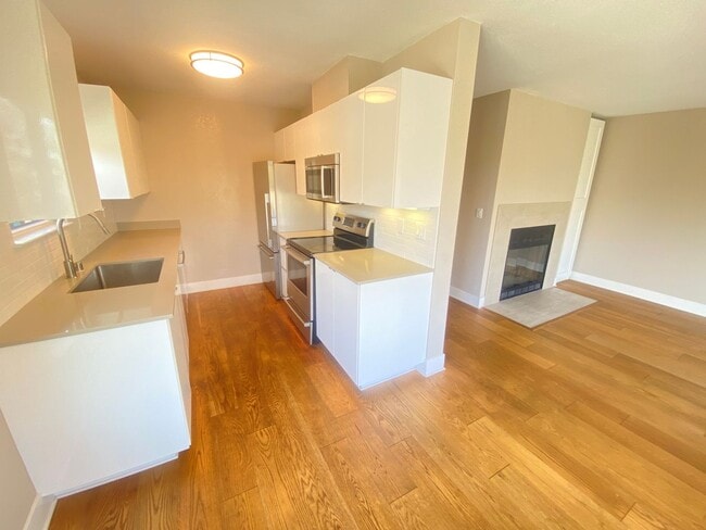Building Photo - Advent - Low Deposit Bright Top Floor Condo!