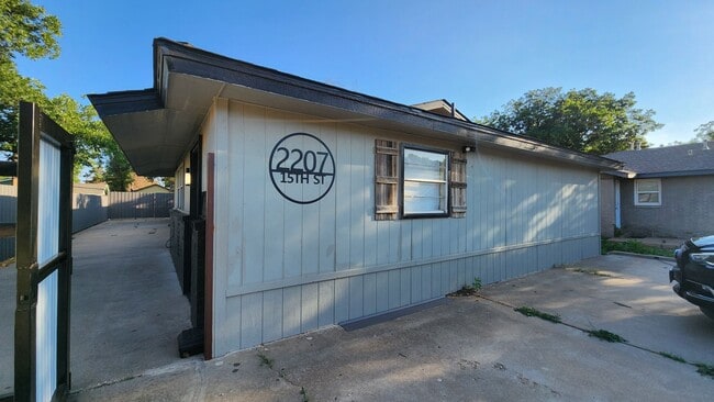 Building Photo - 2207 15th St Unit A