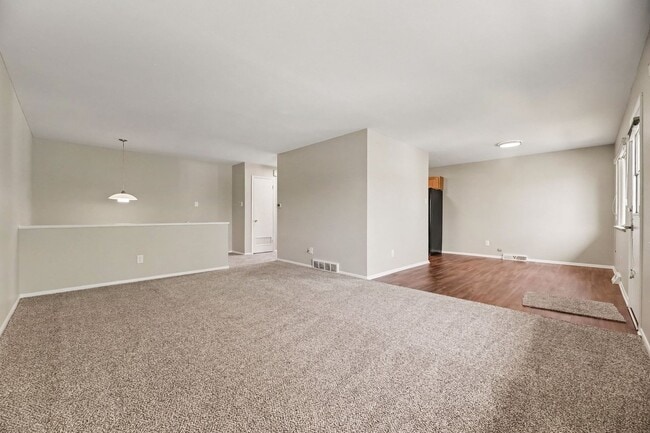 Photo - 6348 Nelson St