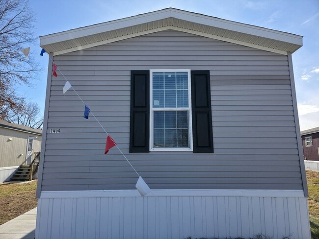 Building Photo - 1404 W Commodore Blvd