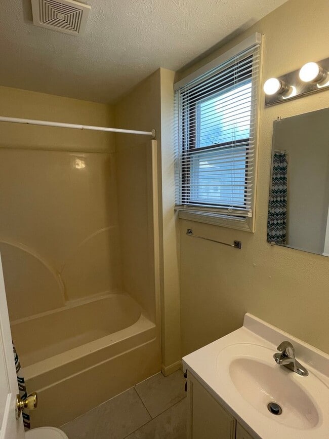Photo - 813-813 W Poplar St Unit 811