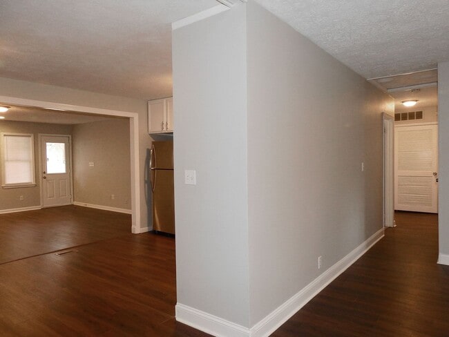 Building Photo - 9813 East Ave