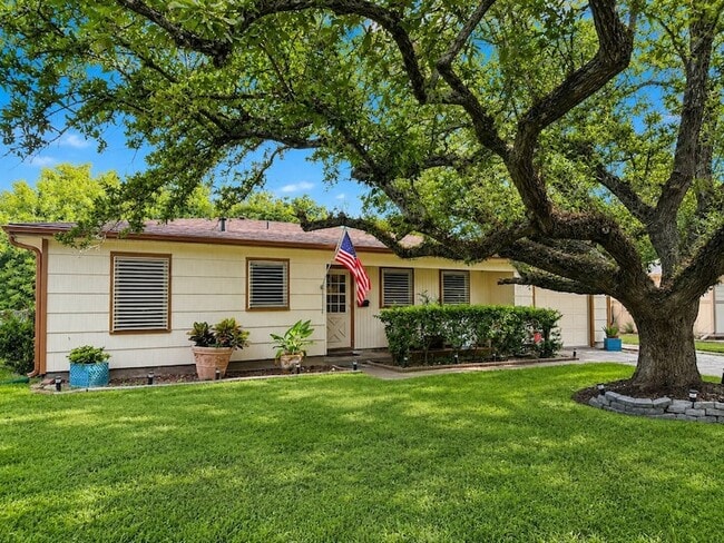 Building Photo - 5013 Live Oak Dr