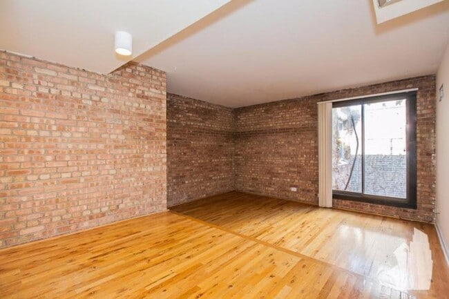 Building Photo - 2 bedroom in Chicago IL 60610 Unit A4 Rental