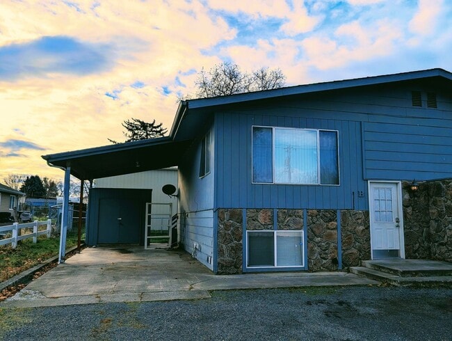 Building Photo - Dunbarr Preston (DP) Unit Dunbarr Preston B (DPB)