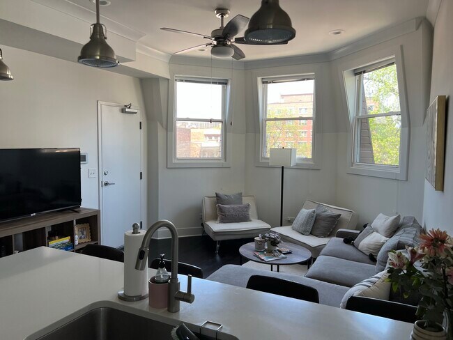 Sala de estar - 161 W Schiller St Unidad 4