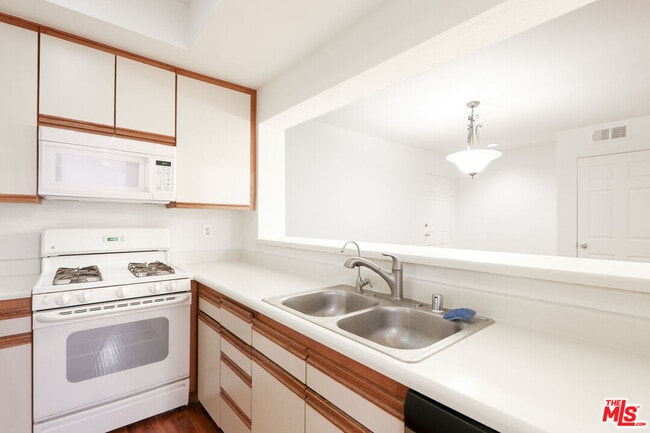 Photo - 1440 Rexford Dr Unit 105