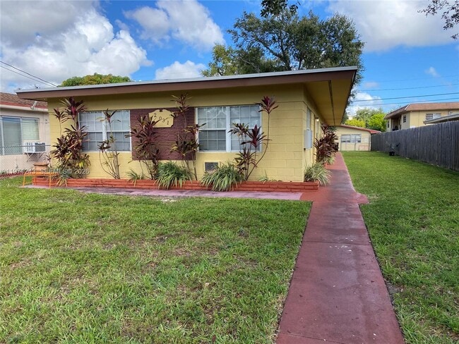 Photo - 2031 NE 167th St Unidad 2