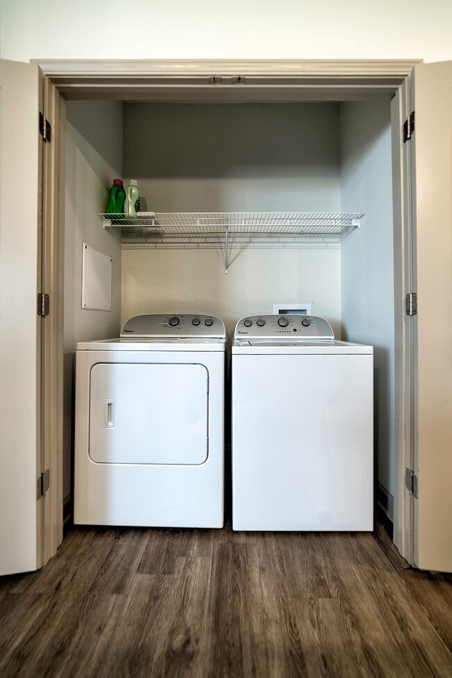 Riverfront-Village-Apartments-Near-University-of-Alabama-Washer-And-Dryer