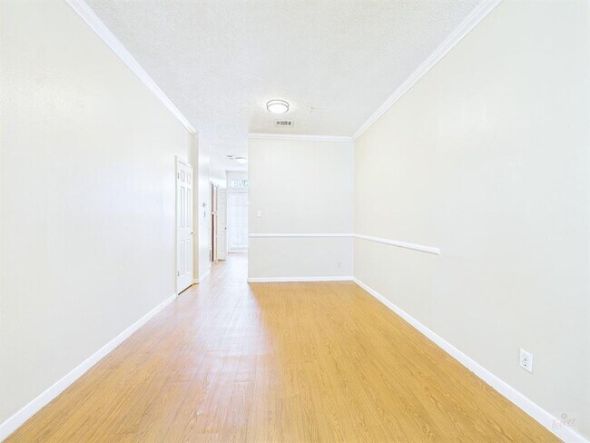 Photo - 2300 Leon St Unit 204