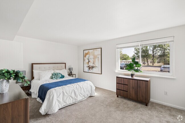 2BR, 1BA - 984SF - Primary Bedroom