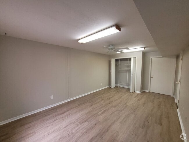 Building Photo - $1195 - 3 bedroom/ 2.5 bathroom - Townhome... Unit 42