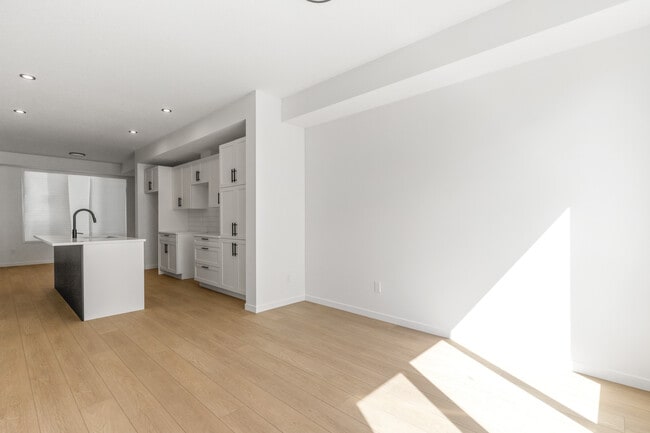 Photo - 12127-12193 93 St NW Unit MAIN 12127