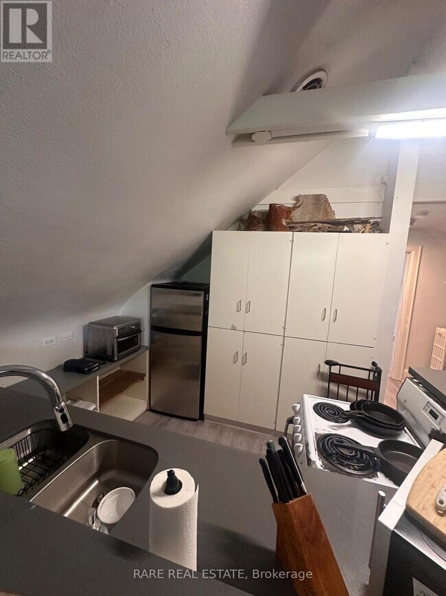 Photo - 737 Avenue Rd