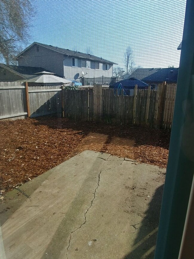 Building Photo - Freshly remodeled Townhouse Style Apartment with Private Yard