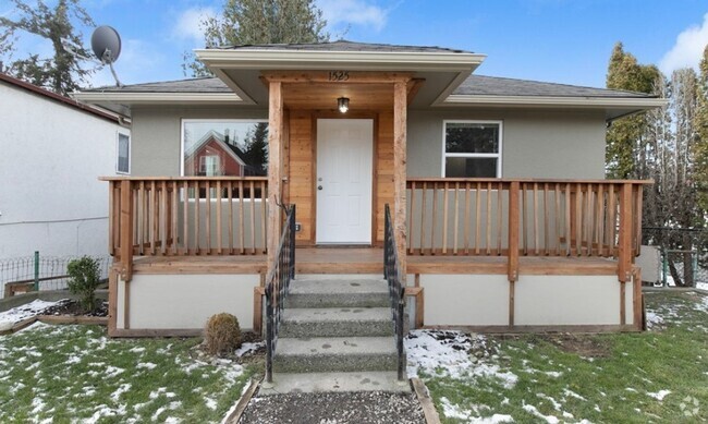 Building Photo - Large Home with Spiral Staircase in York N...