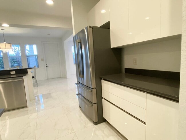 Photo - 850 Millbrae Ct