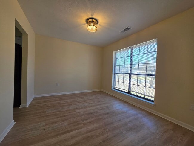 Photo - 3 Bedroom, 2 bath home with garage in the Hesse School district!