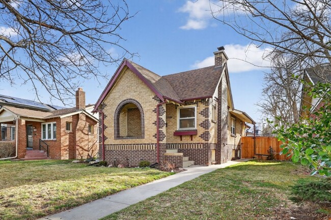 Building Photo - Platt Park Classic! 4 Beds, 2 Bath - Fully remodeled! Don't miss out on this one!