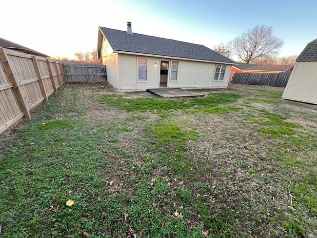 Photo - Nice 3 Bed 2 Bath 2 Car Garage Home, Total Electric