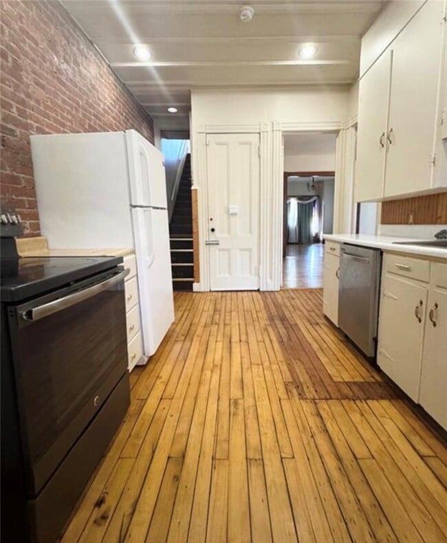 Photo - 301 W Clinton St