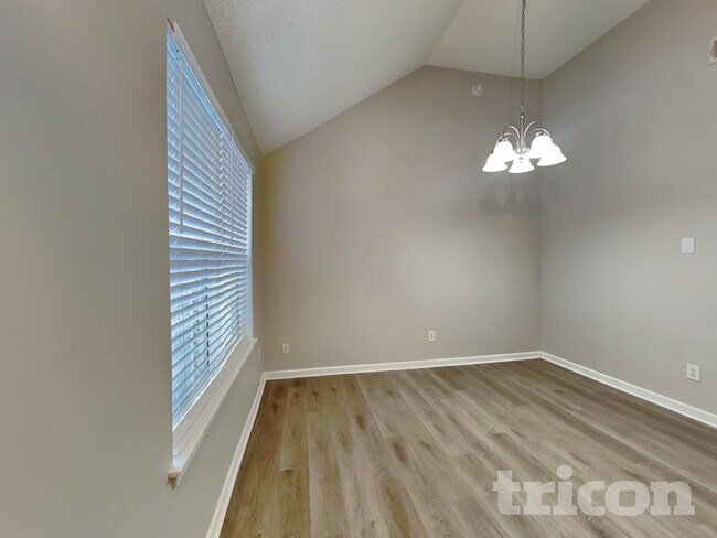 Photo - 2368 Rambling Way