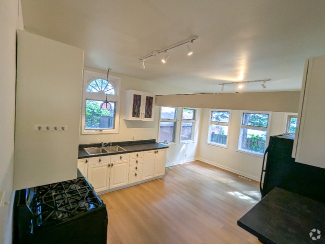 Building Photo - 1224 N Newton Ave Rental