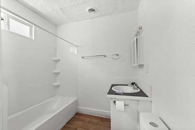 Photo - 8302 Sowinski Ave Unidad Upper