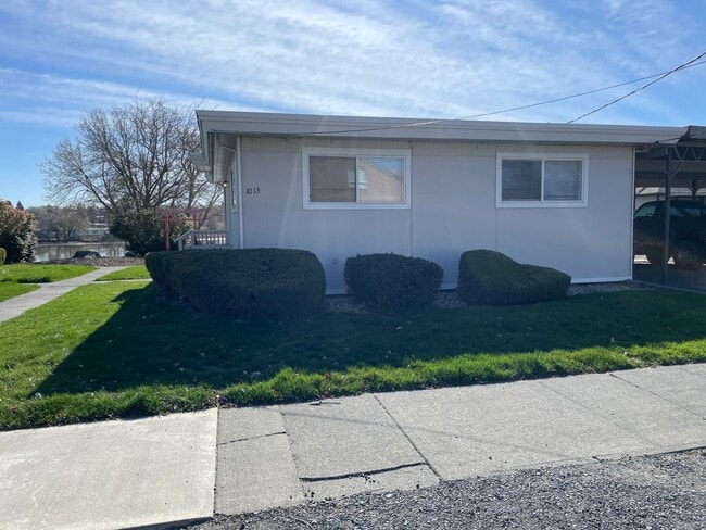 Building Photo - Updated Duplex in Great Location!!