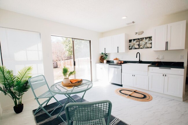 Photo - 21523 Hyerwood