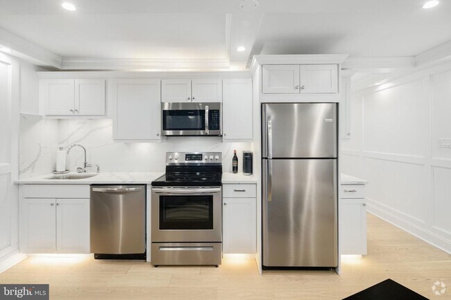 Building Photo - Beautifully Renovated 1 Bed Unit @ The Dor... Rental