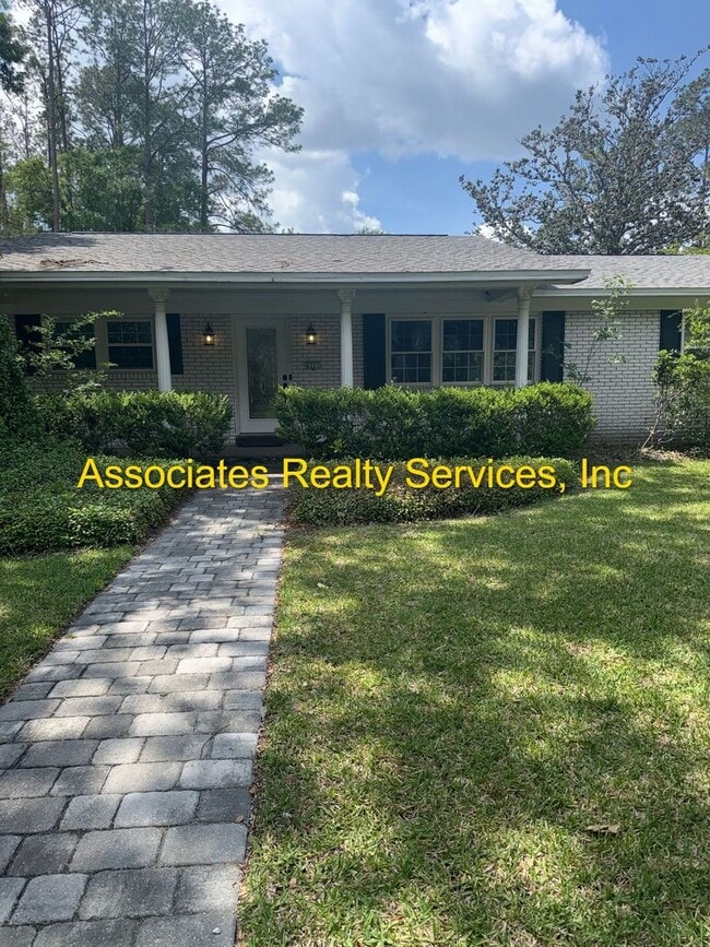 Photo - Beautiful 4bed/3bath Corner Lot in Suburban Heights
