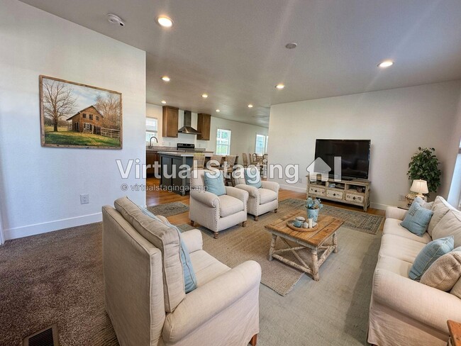Photo - 2060 N Center St