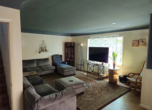 Building Photo - 508 E 9th St Unit 1