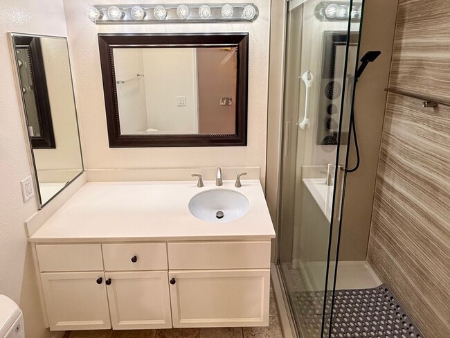 Photo - Large Downstairs 2br/2ba in Marina District!