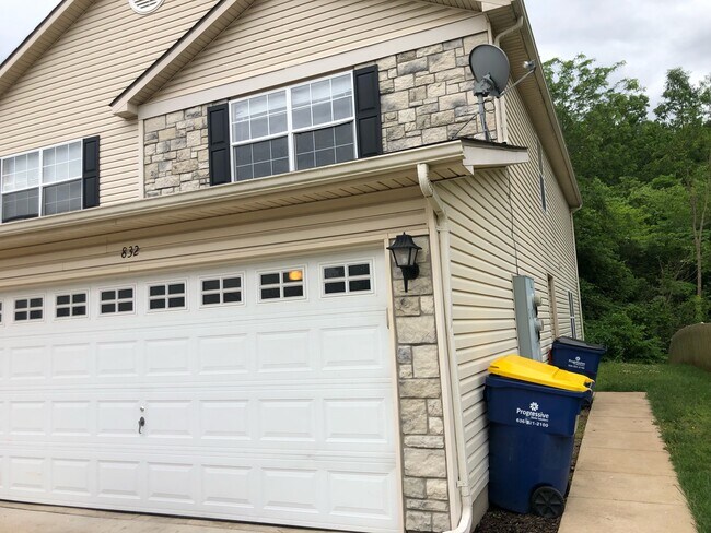 832 Woodside Creek Townhouse