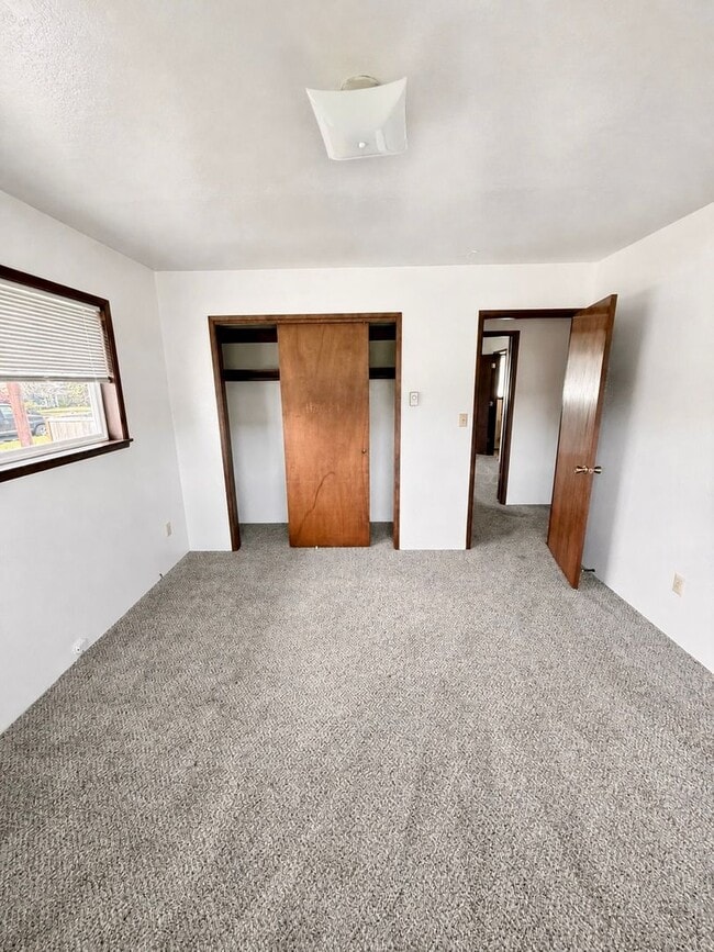 Photo - Large 3 Bed 1.5 Bath with large Garage Located in Cosmopolis