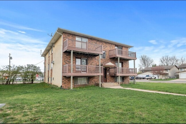 Building Photo - Updated Spacious 2BR/1 Bath Apartment Avai... Unit 2