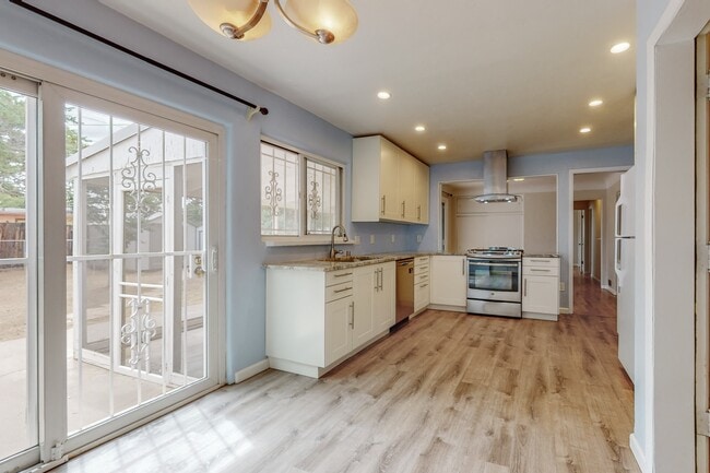 Photo - 612 Truman St SE