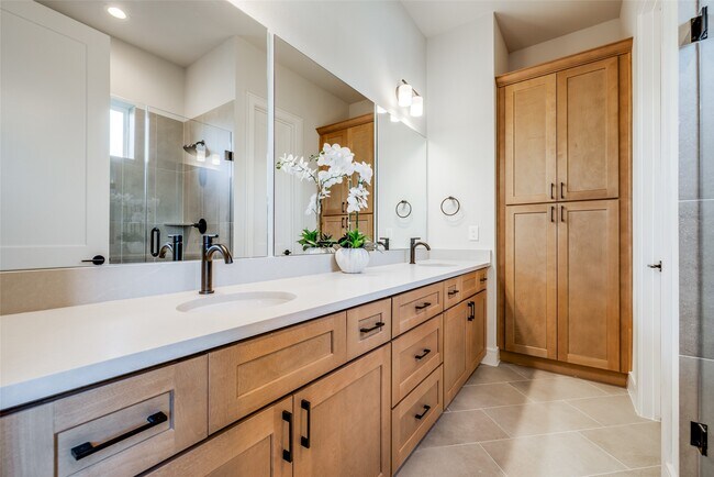 Building Photo - 6522 Tree Branch Dr