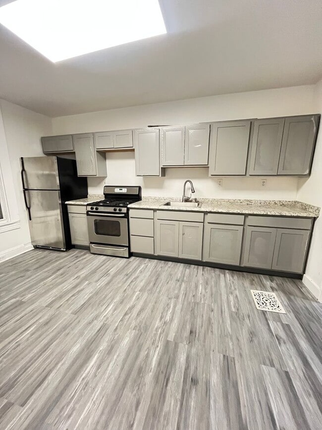 Building Photo - Beautiful 3 Bedroom 1 Bathroom East Baltimore Town Home