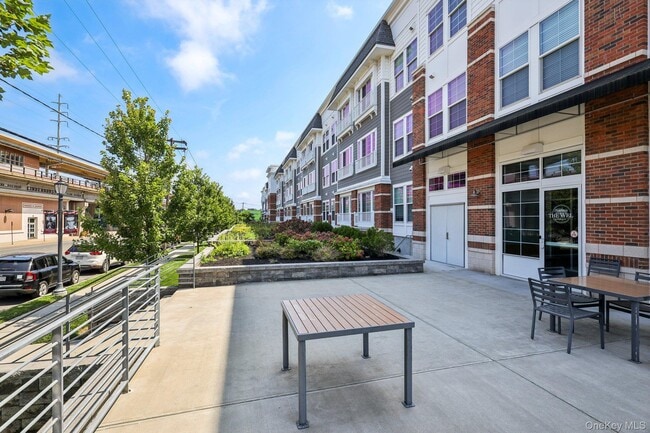 Building Photo - 75 E Hoffman Ave Unit 1005