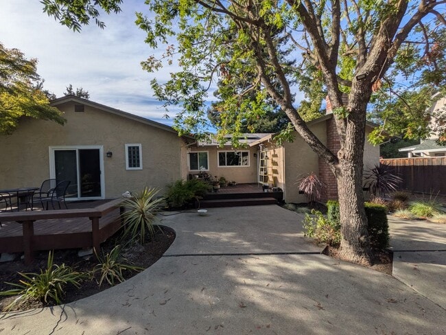 822 Weaver Ln