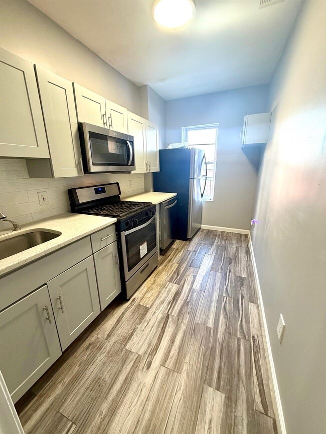 Building Photo - 644 Newark Ave Unit 4