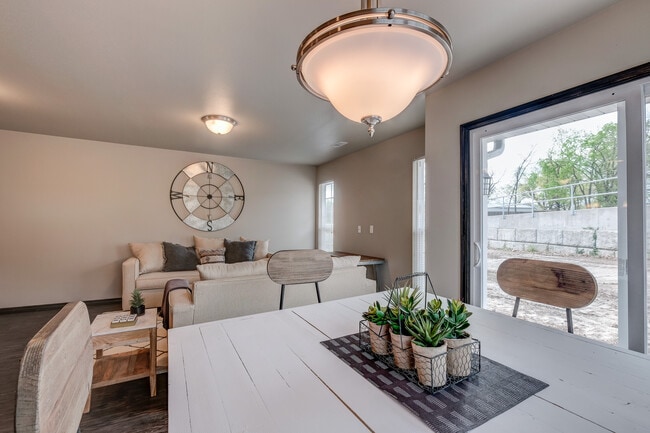 Photo - 1929 Broadway St