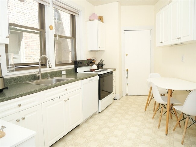 Building Photo - 1390 Beacon St Unit 4
